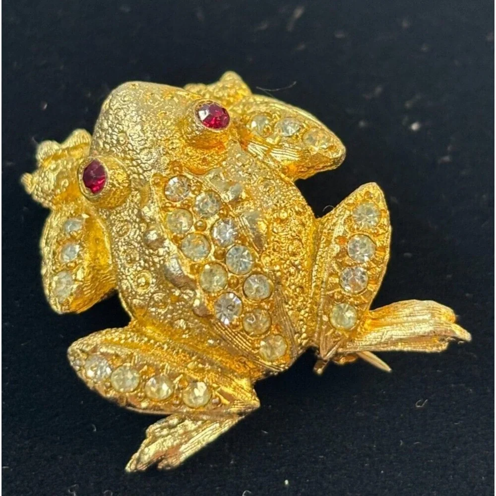 Vintage  Brooch Gold Tone Rhinestone Frog Delta Signed 1 inch - Picture 2 of 6